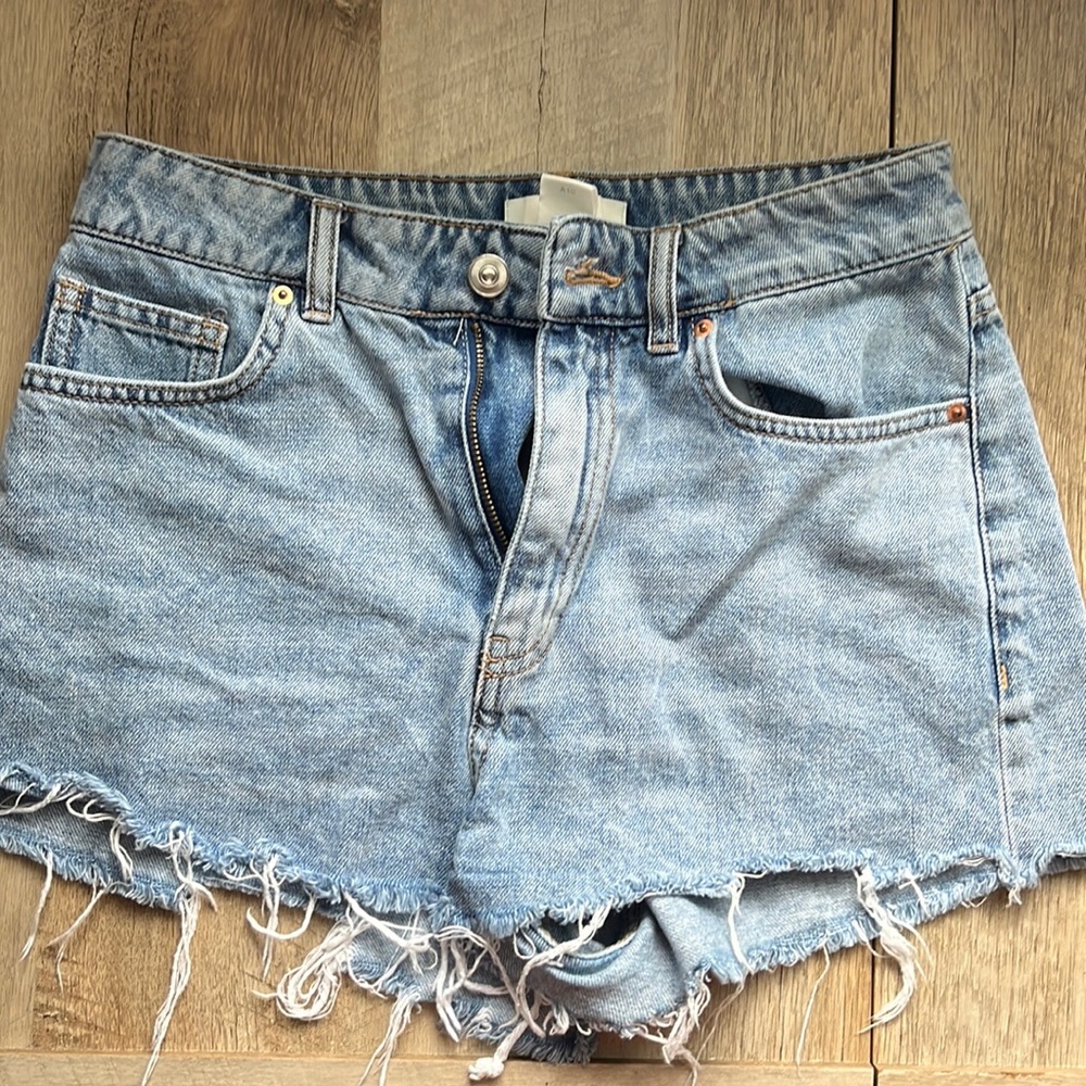 H&M denim jean shorts high waisted size US 4 perfect used condition.